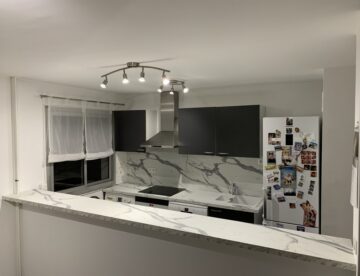 A la demande d’une cliente, nous sommes allés dans les faubourgs de Nice afin de remplacer un plan de travail de cuisine. Voici les photos représentant les différentes étapes de ce changement.