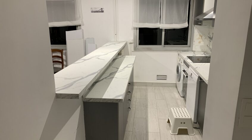 A la demande d’une cliente, nous sommes allés dans les faubourgs de Nice afin de remplacer un plan de travail de cuisine. Voici les photos représentant les différentes étapes de ce changement.
