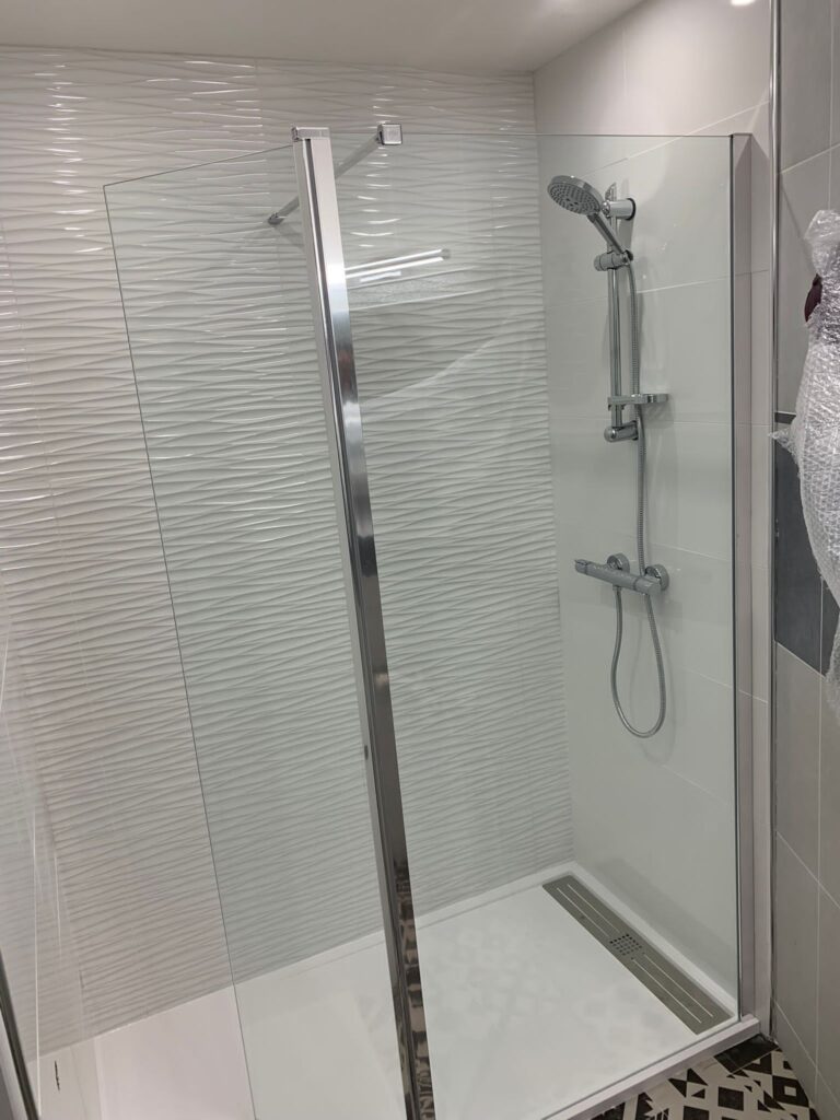 Transformation d'une salle de bains en salle d'eau avec douche