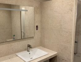 Remplacement du bac à douche, de la baignoire et du meuble vasques avec la pose d’un nouveau carrelage imitation travertin