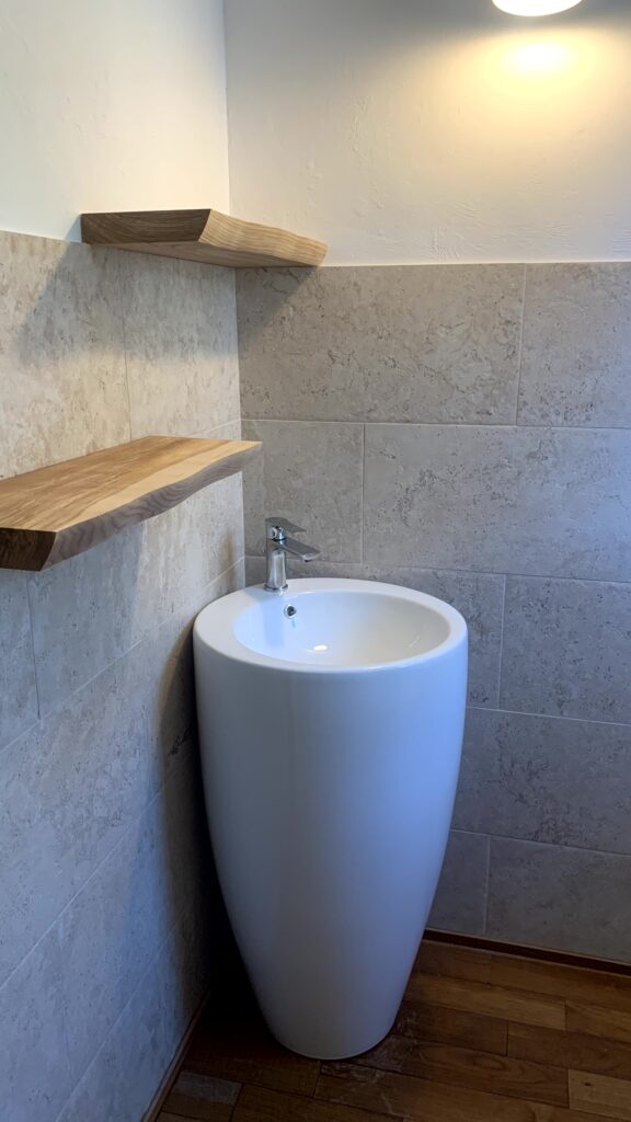 Placard dans un couloir en grignotant sur un WC