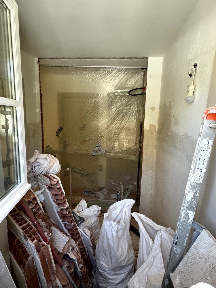 Regarder les temps forts Placard dans un couloir en grignotant sur un WC