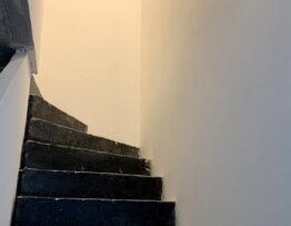 Transformation d’une cage d’escalier en divers rangements à l’étage