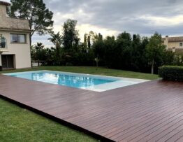Terrasse en bois exotique entièrement refaite, poncée, peinte et lustrée sur Nice