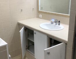 Aménagement d'une SDB en optimisant les rangements et en cachant le cumulus à Villeneuve Loubet