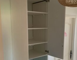 Transformation d’une cage d’escalier en divers rangements à l’étage