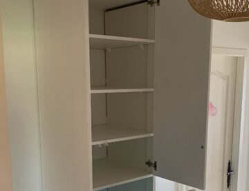 Transformation d’une cage d’escalier en divers rangements à l’étage