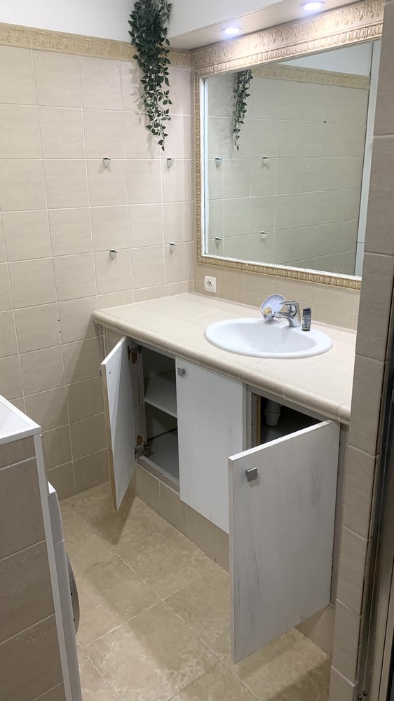 Aménagement d'une SDB en optimisant les rangements et en cachant le cumulus à Villeneuve Loubet